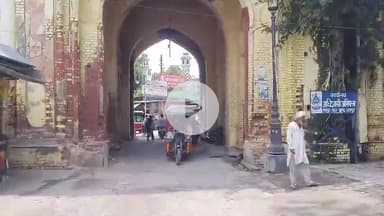 रामपुर: शहर के बीच स्थित किले की जर्जर सड़क से राहगीर परेशान, सड़कों पर गड्ढों से होती है परेशानी #jansamasya