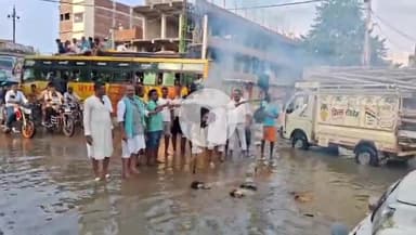 बिहिया: बिहिया पीरो स्टेट हाईवे पर जल जमाव के विरोध में पूर्व विधायक भाई दिनेश के नेतृत्व में PM और CM का पुतला दहन किया गया