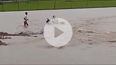 पीपलदा: इटावा उपखंड क्षेत्र में सम्मानपुरा निमसरा मार्ग पर मोटरसाइकिल सवार नाले में बह गया, लोगों ने किया बचाकर निकाला बाहर