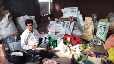 उज्जैन शहर: मोहनपुरा में प्रशासन और कृषि विभाग की टीम ने अवैध खाद बनाने वाले गोदाम पर छापा मारा