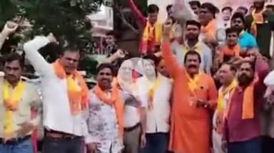 इंदौर: भगवा ऑटो रिक्शा संगठन ने इंदौर में कावड़ यात्रा का किया भव्य स्वागत, लव जिहाद के प्रति किया गया लोगों को जागरूक