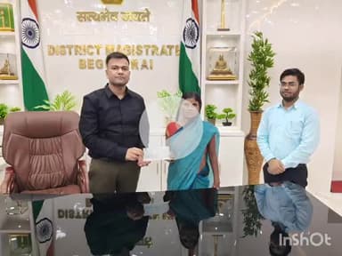 बेगूसराय: कार्यालय कक्ष में डीएम ने आग लगने से मृतक के आश्रितों को सौंपा चेक