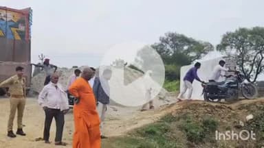 तुलसीपुर: तुलसीपुर हरैया मार्ग पर खैरी के पास क्षतिग्रस्त पुल का निरीक्षण देवी पाटन शक्तिपीठ के महंत योगी मिथलेश नाथ ने किया