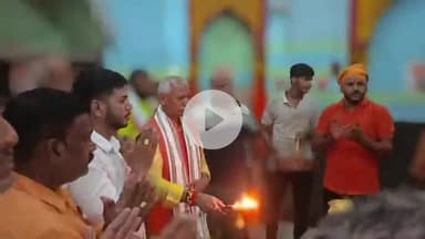 श्री ढोढस्थान मंदिर में पूजा-अर्चना के बाद स्ट्रीट लाइट का उद्घाटन करते सांसद श्री जनार्दन सिंह सिगीवाल उपस्थित एन डी ए समर्थक