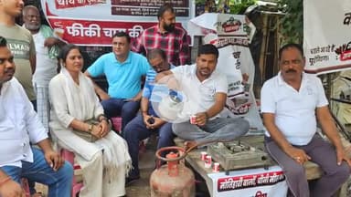 मोतिहारी: गांधी चौक पर युवा कांग्रेस और राजद ने पीएम के दौरे का विरोध करते हुए फीकी चाय (बिना चीनी) का टी-स्टॉल लगाया