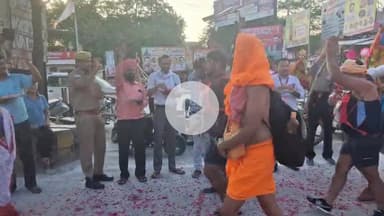 व्यापार संगठन के प्रदेश उपाध्यक्ष कृष्ण गोपाल मित्तल के मार्गदर्शन में व्यापार संगठन के वरिष्ठ पदाधिकारीयो के साथ प्रदेश युवा उपाध्यक्ष तरुण मित्तल द्वारा नगर में पधार रहे शिव भक्त कावड़ियों का पुष्प वर्षा कर किया स्वागत अभिनंदन