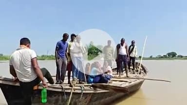 करछना: कचरी पनासा संपर्क मार्ग पर बाढ़ का पानी आने से आवागमन बाधित, लोग गंतव्य तक पहुंचने के लिए ले रहे नाव का सहारा