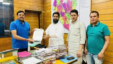 रामपुर: AAP नेता फ़ैसल लाला ने शुक्रवार को हाउस टैक्स वृद्धि के विरोध में मंडल आयुक्त को ज्ञापन सौंपा