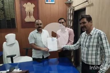 बाली: खुडाला फालना में पार्षदों ने ईओ को ज्ञापन सौंपा, कहा- पालिकाध्यक्ष अस्पताल में भर्ती, उनके नाम से हो रहे हस्ताक्षर