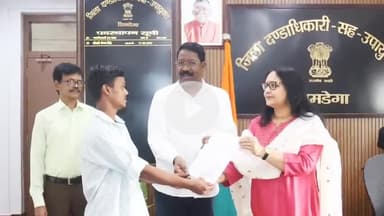 सिमडेगा: समाहरणालय में डीसी ने अनमोल लकड़ा को अनुकंपा पर चौकीदार पद का नियुक्ति पत्र सौंपा