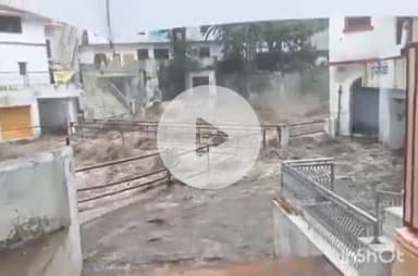 देसूरी: सादड़ी में अरावली की पहाड़ियों पर भारी बारिश से जनजीवन प्रभावित, डाकण नदी आने के बाद ग्रामीणों ने की पूजा-अर्चना