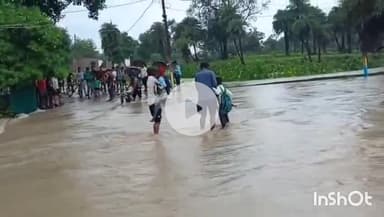 गुना: म्याना में बारिश से नदी-नाले उफान पर, जान जोखिम में डालकर बच्चों संग नाला पार करते लोगों का वीडियो वायरल