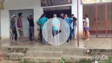 औरैया: दिबियापुर क्षेत्र के हरचंदपुर तिराहे पर चोरों ने सर्राफा दुकान का ताला तोड़कर चोरी करने का किया प्रयास