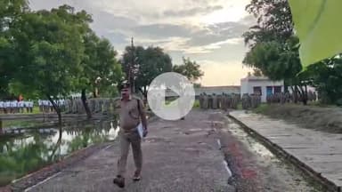 मंझनपुर: कौशाम्बी पुलिस लाइन में परेड की सलामी लेकर एसपी ने पुलिसकर्मियों का मनोबल बढ़ाया, बैरक और भोजन व्यवस्था का किया निरीक्षण