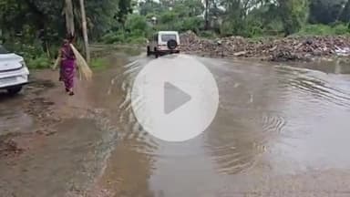 लाडपुरा: बारिश के चलते MBS अस्पताल परिसर की सड़क दरिया बनी, मोर्चरी पर शव ले जाने में कर्मचारियों को हो रही परेशानी