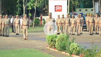 नवाबगंज: पुलिस लाइन स्थित परेड ग्राउंड में एसपी ने परेड की ली सलामी, पुलिस लाइन का किया निरीक्षण
