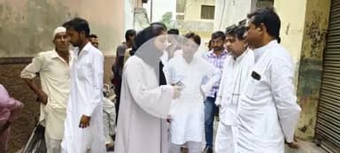 जनता के बीच जनता की समस्याएं सुनते हुए