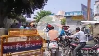 देेेवरिया: फूल मंडी में EO ने एक व्यक्ति के नाम पर स्थापित कराई गुमटी, 3 घंटे तक रहा मार्ग बंद