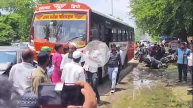 अमरोहा: अमरोहा की जोया रोड पर तेज रफ्तार रोडवेज बस ने सड़क किनारे खड़ी बाइकों को रौंदा, कार में मारी टक्कर, बालक सहित दो घायल