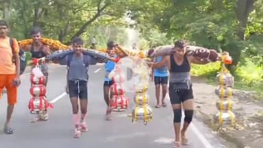 धनौरा: गजरौला हाईवे पर हरिद्वार व बृजघाट से जल लेकर अपनी मंजिल की ओर बढ़ते शिव भक्तों के जयकारे गूंजे, बम बम भोले