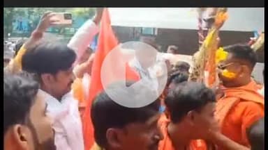 मंझनपुर: करारी के मुस्लिम चेयरमैन ने कावड़ियों को अंगवस्त्र उढ़ाकर, जलपान के साथ बाबा बैजनाथ के लिए रवाना किया