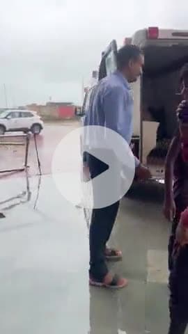 धौलपुर: उपखंड अधिकारी ने पानी में डूबे युवक को तुरंत जिला अस्पताल में कराया भर्ती