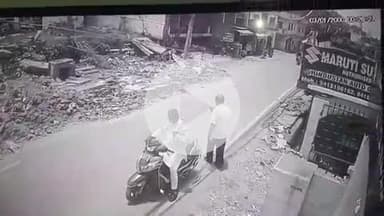 सुल्तानपुर: नगर पालिका और प्रशासन की लापरवाह कार्यशैली के चलते शहर में दुर्घटना का कारण बन रहा है आयकर ऑफिस के बगल में गिरा मलबा