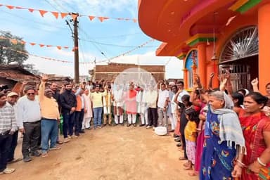 ओरमांझी: चाडू पंचायत के नगडू, चाडू और खलारी गांव में राज्यसभा सांसद ने तड़ित चालक यंत्र बांटे