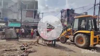 बहराइच: कानूनगोपुरा के पास नगर पालिका की टीम ने हटवाया अवैध अतिक्रमण, बुलडोजर से हुई कार्रवाई