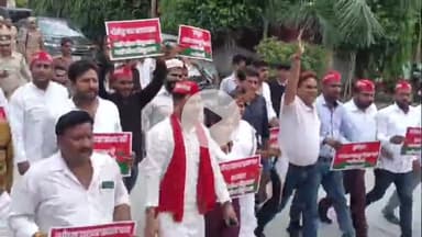 कोल: सपा सांसद इकरा हसन के साथ अभद्रता को लेकर सपा  कार्यकर्ताओं ने कलेक्ट्रेट में किया प्रदर्शन, की नारेबाजी