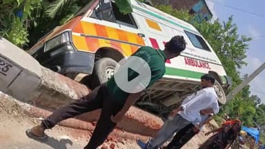 फरेंदा: मिश्रौलिया में एंबुलेंस पुल से टकराकर खाई में गिरी, कर्मचारी बाल-बाल बचे