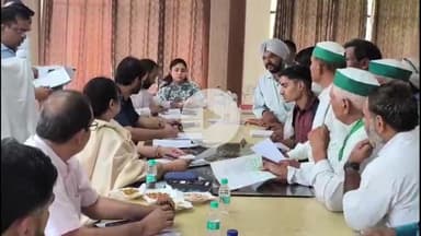 कोल: खैर तहसील दिवस में कमिश्नर ने कानूनगो को लगाई फटकार, कहा- 'शटअप', इधर-उधर की बात क्यों कर रहे हो