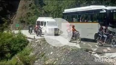 राजगढ़ी: यमुनोत्री हाईवे पर फूलचट्टी के समीप सड़क धंसने से बस का टायर गड्डे में फंस गया, लंबा जाम लग गया