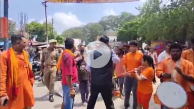 जौनपुर: सद्भावना पुल पर जिलाधिकारी ने कांवड़ियों को बांटे फल, बाल कांवड़ियों का किया उत्साहवर्धन