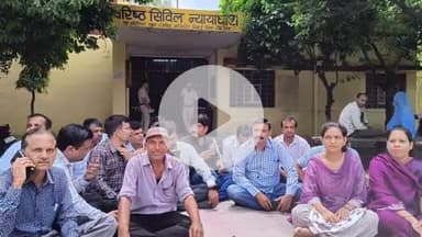 निवाई: झिलाय रोड़ स्थित न्यायालय परिसर में अधीनस्थ न्यायालय के विधिक सेवा कर्मचारी बैठे धरने पर