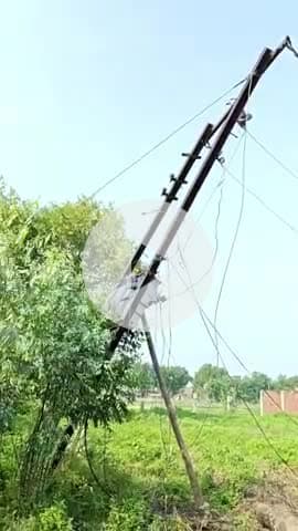 करछना: कटका गांव में बरसात के दौरान टूटे बिजली के पोल व तार को 4 दिन बाद भी विभाग द्वारा नहीं कराया जा सका दुरुस्त #Jansamasya