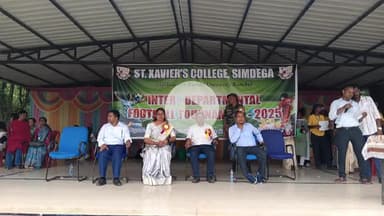 सिमडेगा: जेवियर कॉलेज, सिमडेगा में आयोजित फुटबॉल प्रतियोगिता में शामिल हुईं जिला परिषद अध्यक्ष