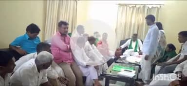 घोसी: घोसी सिंचाई विभाग के निरीक्षण भवन में राष्ट्रीय जनता दल की एक बैठक आयोजित