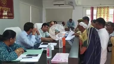 कालपी: कालपी तहसील सभागार में SDM-CO की मौजूदगी में हुआ संपूर्ण समाधान दिवस, अधिकारियों ने फरियादियों की शिकायतें सुनीं