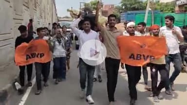 कालपी: बालासोर में छात्रा सुसाइड मामले में प्रोफेसर को फांसी देने की मांग को लेकर कालपी में ABVP ने प्रोफेसर का पुतला फूंका