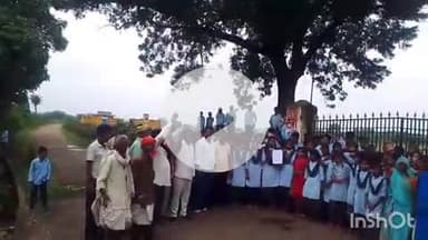 बांसवाड़ा: भीलवन राजकीय उच्च माध्यमिक स्कूल में शिक्षकों की कमी को लेकर बच्चों ने गेट पर तालाबंदी कर जताया आक्रोश, किया प्रदर्शन