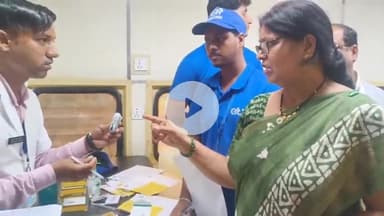 कोडरमा: लाइफलाइन एक्सप्रेस में स्वास्थ्य शिविर का विधायक डॉ. नीरा यादव, मनोज यादव व उपायुक्त ने किया निरीक्षण