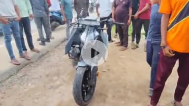 खूंटी: साहू तालाब के पास केटीएम चालक ने तीन स्कूटी व बाइक को मारी टक्कर