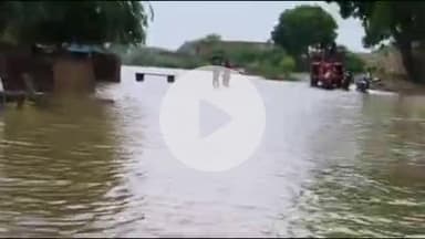 लाडपुरा: कैथून थाना इलाके में बरसाती पानी में फंसी कार से 3 महिलाएं समेत 5 लोग फंसे, लोगों ने धक्का लगाकर गाड़ी को निकाला बाहर