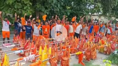 बरेली: कछला गंगा से जल लेकर 75 कांवड़ियों का जत्था बरेली पहुंचा, सोमवार को अलखनाथ मंदिर में करेंगे जलाभिषेक