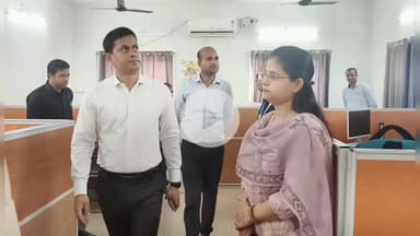 बेतिया: जिला शिक्षा कार्यालय का औचक निरीक्षण, वेतन भुगतान और अनुशासन पर दिए कड़े निर्देश
