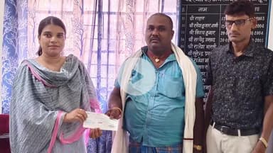 महनार: वासुदेवपुर चंदेल पंचायत में ठनका से महिला की मौत, सीओ ने परिवार को दिया अनुग्रह राशि का चेक