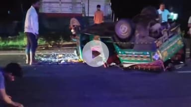 खूंटी: तोरपा के कुल्डा में संतोष लाइन होटल के सामने सवारियों से भरा ऑटो पलटा