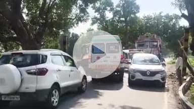 करछना: भरहा गांव में दबंग टोल कर्मियों ने हाइट गेज लगाने के लिए एंबुलेंस का रास्ता जबरन रोका, वीडियो सोशल मीडिया पर वायरल