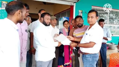 कर्रा: मसमानो मैदान में सहायक अध्यापक संघर्ष मोर्चा के प्रतिनिधियों ने तोरपा विधायक को ज्ञापन सौंपा